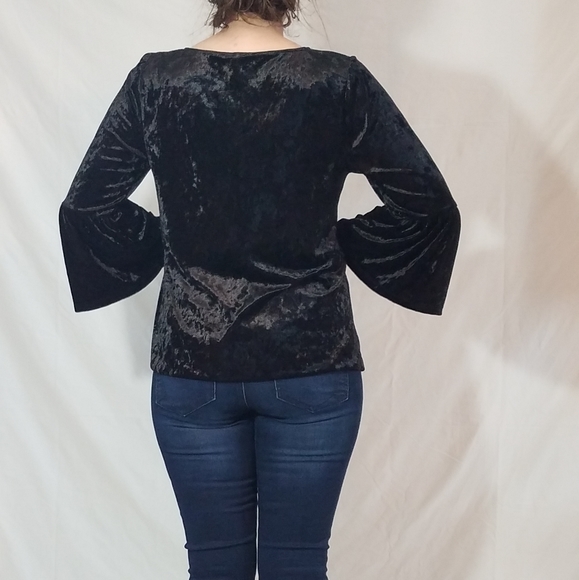 Beautiful woman's velvet top - Picture 8 of 9